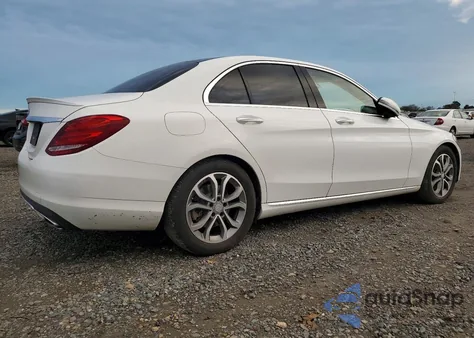 2016 Mercedes-Benz C 300 z USA, uszkodzony, nr VIN 55SWF4JB1GU118259